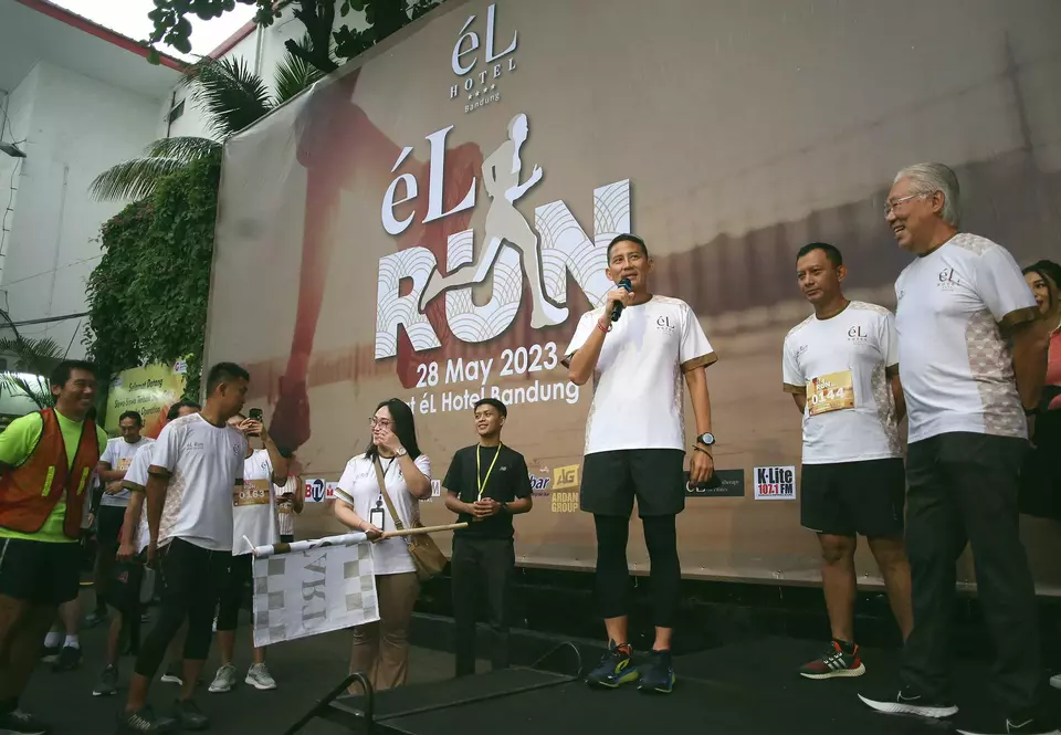 Menteri Pariwisata dan Ekonomi Kreatif, Sandiaga Uno (kiri) memberikan sambutan bersama pendiri eLHotel Group Enggartiasto Lukita (kanan) dan Kapolrestabes Bandung Kombes Pol Budi Sartono (dua dari kanan) sebelum melepas start fun run "eL Run 2023" dari El Hotel Bandung, Jawa Barat, Minggu (28/5/2023). eL Run 2023 diadakan dalam rangka membangkitkan semangat berolah raga pasca pandemi covid 19,  dengan mengadakan kegiatan Fun Run mengusung thema Heritage Modern dengan  rute yang digunakan diantaranya Jl. Asia Afrika, Gedung Merdeka, Jl. Braga, Jl printis kemerdekaan dan sekitarnya. (B-Universe Photo/Joanito De Saojoao)