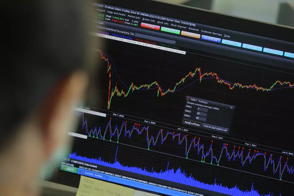 Pialang melihat grafik perkembangan harga saham. (B-Universe Photo/David Gita Roza)