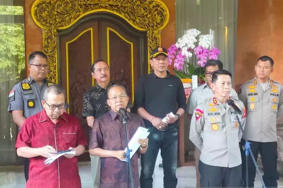 Gubernur Bali I Wayan Koster dan Kepala Bank Indonesia (BI) Perwakilan Bali Trisno Nugroho saat konferensi pers pengembangan pariwisata Bali, di Denpasar pada 28 Mei 2023. (Foto: ANTARA/Ni Luh Rhismawati)