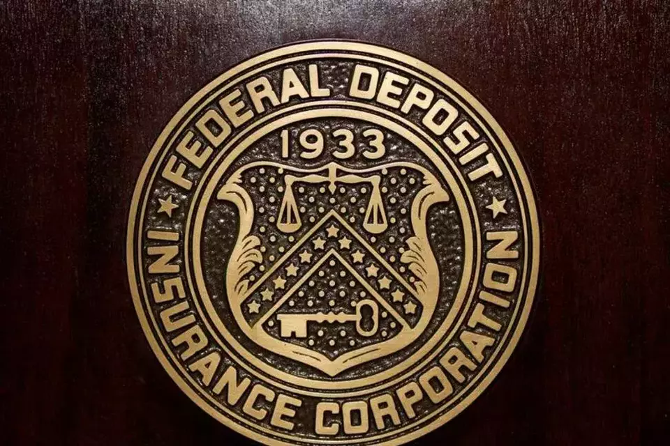 Logo Federal Deposit Insurance Corp (FDIC) terlihat di kantor pusat FDIC di Washington, Amerika Serikat pada 23 Februari 2011. (Foto: REUTERS/Jason Reed/File Photo)