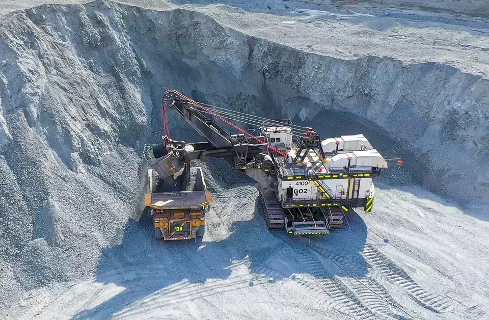 Aktivitas penambangan di area operasional Amman Mineral. (Foto: Amman Mineral Internasional)