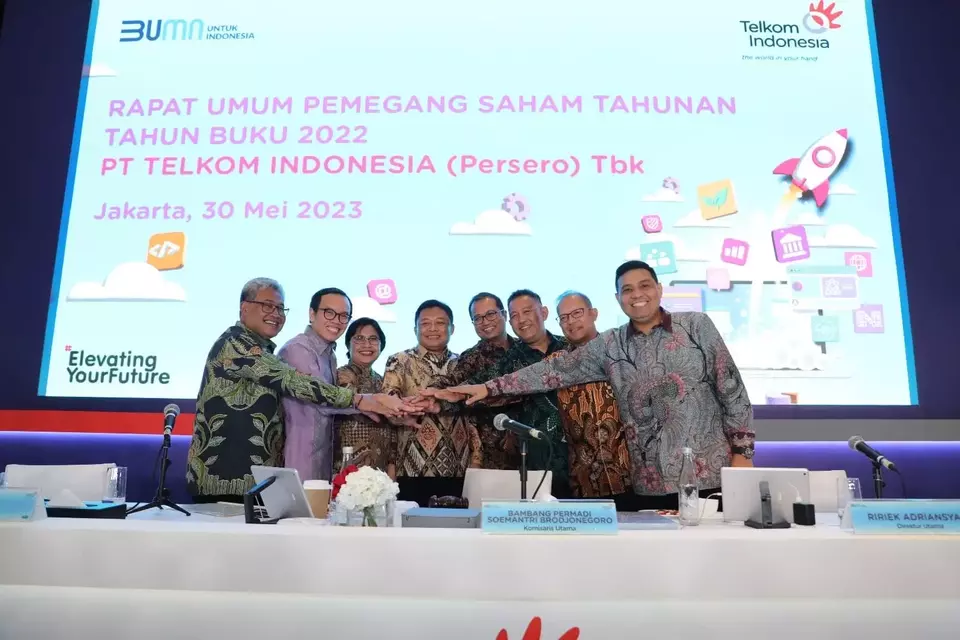 (Kiri-kanan) Direktur Network & IT Solution Herlan Wijanarko, Direktur Digital Business Muhamad Fajrin Rasyid, Direktur Enterprise & Business Service FM Venusiana R, Direktur Utama Ririek Adriansyah, Direktur Strategy Portfolio Budi Setyawan Wijaya, Direktur Wholesale & International Service Bogi Witjaksono, Direktur Keuangan & Manajemen Risiko Heri Supriadi, Direktur Human Capital Management Afriwandi berfoto bersama usai penyelenggaraan Rapat Umum Pemegang Saham Tahunan Tahun Buku 2022 di Jakarta, Selasa, 30 Mei 2023.
