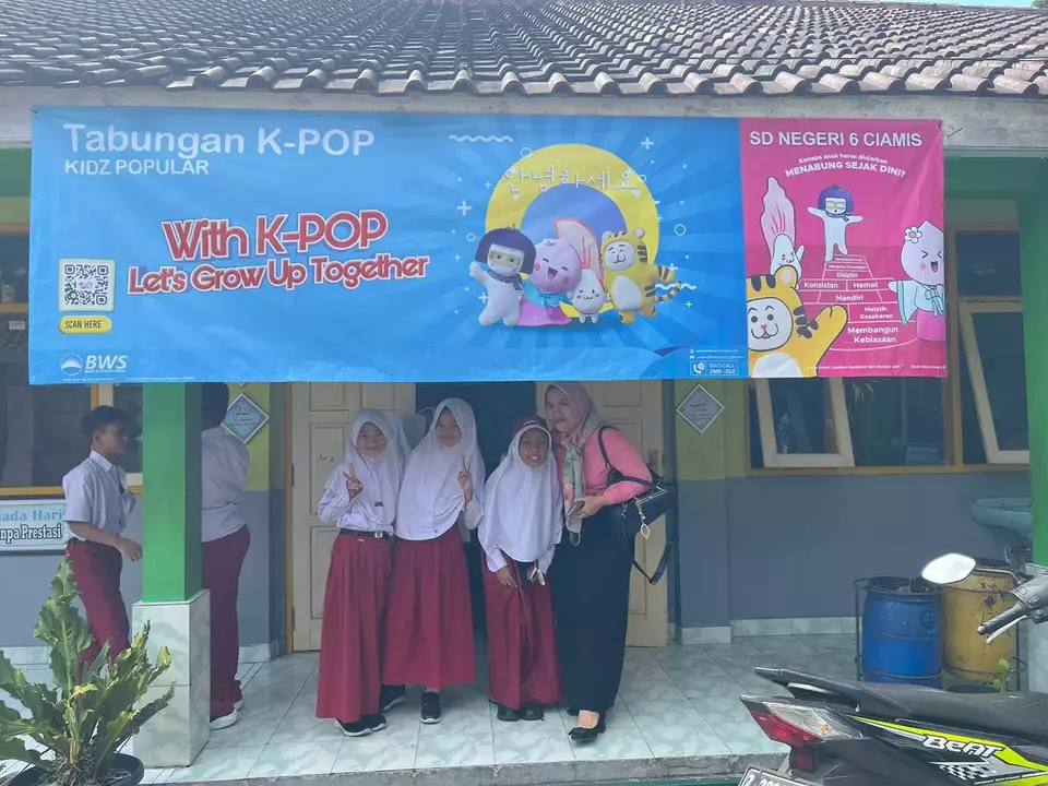 Bank Woori Saudara (BWS) menggenjot sosialisasi literasi dan inklusi perbankan melalui kunjungan ke beberapa sekolah di Ciamis, Jawa Barat. (ist)
