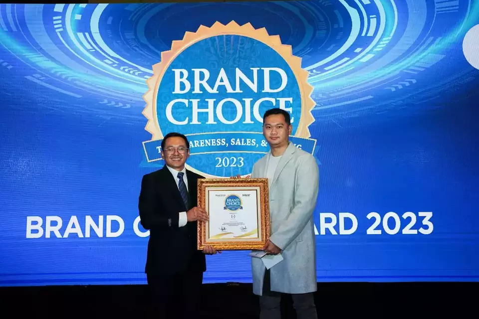 Brand Founder dan Direktur PT Wood Ritel Indonesia Christian Dwi Pratikno (kanan) saat menerima Brand Choice Award