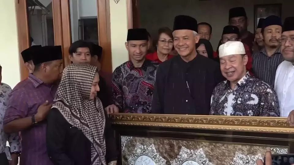 Bakal calon presiden (bacapres) 2024 dari PDIP, Ganjar Pranowo menyempatkan sowan  ke  KH Adib Rofiuddin Izza di Pondok Pesantren (Ponpes) Buntet, Desa Mertapada Kulon, Kecamatan Astanajapura, Kabupaten Cirebon, Jabar. Foto: ist