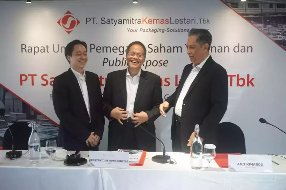 Dari kiri ke kanan : Direktur Utama PT Satyamitra Kemas Lestari Tbk (SMKL) Ang Kinardo, Direktur SMKL Herryanto Setiono Hidayat, dan Direktur SMKL Tan Franco Agung saat Rapat Umum Pemegang Saham Tahunan (RUPST) dan Paparan Publik SMKL di Jakarta.
