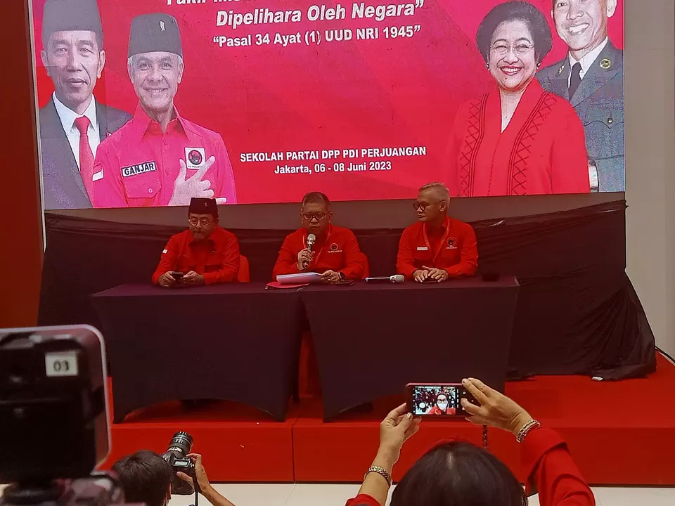 Sekretaris Jenderal PDIP Hasto Kristiyanto memastikan Presiden Joko Widodo mendukung 100 persen capres Ganjar Pranowo di Pilpres 2024. 
