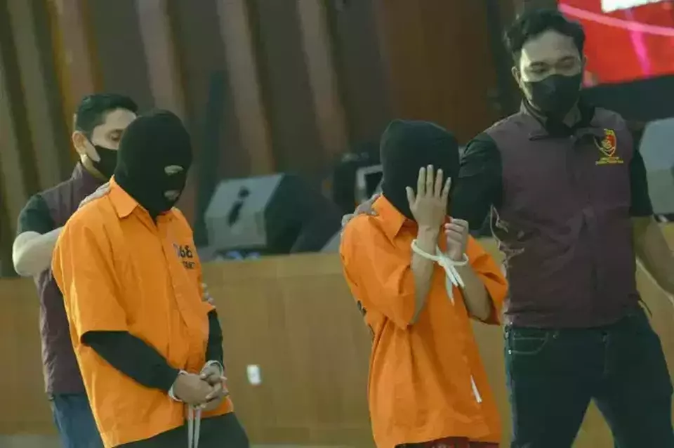 Dua orang tersangka dihadirkan dalam keterangan pers terkait kasus Tindak Pidana Perdagangan Orang (TPPO) dengan Modus Pengiriman PMI Non Prosedural ke Myanmar, di Gedung Bareskrim Mabes Polri, Jakarta, Selasa 16 Mei 2023. (B-Universe Photo/Joanito De Saojoao)