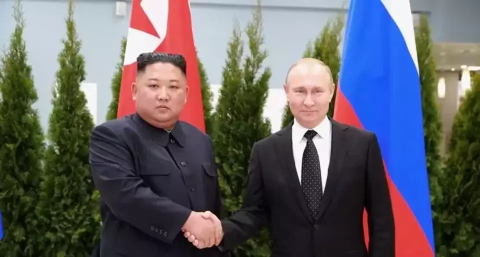 Pemimpin Korea Utara Kim Jong Un berjabat tangan dengan Presiden Rusia Vladimir Putin di Vladivostok, Rusia dalam foto tak bertanggal yang dirilis pada 25 April 2019 oleh Kantor Berita Pusat Korea Utara (KCNA). (Foto: KCNA via REUTERS)