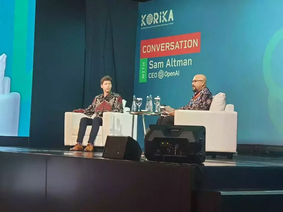 Sam Altman (kiri) dan Ketya Umum KORIKA Hammam Riza (kanan) dalam acara Coversation with Sam Altman di Hotel Kempinski, Jakarta, Rabu (14/6/2023). (Foto: B-Universe/Eman)