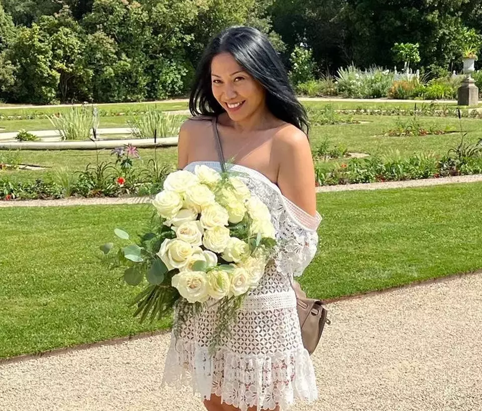 Anggun memeluk mawar putih produksi Meilland di Paris, Prancis. Mawar tersebut diberi nama Anggun