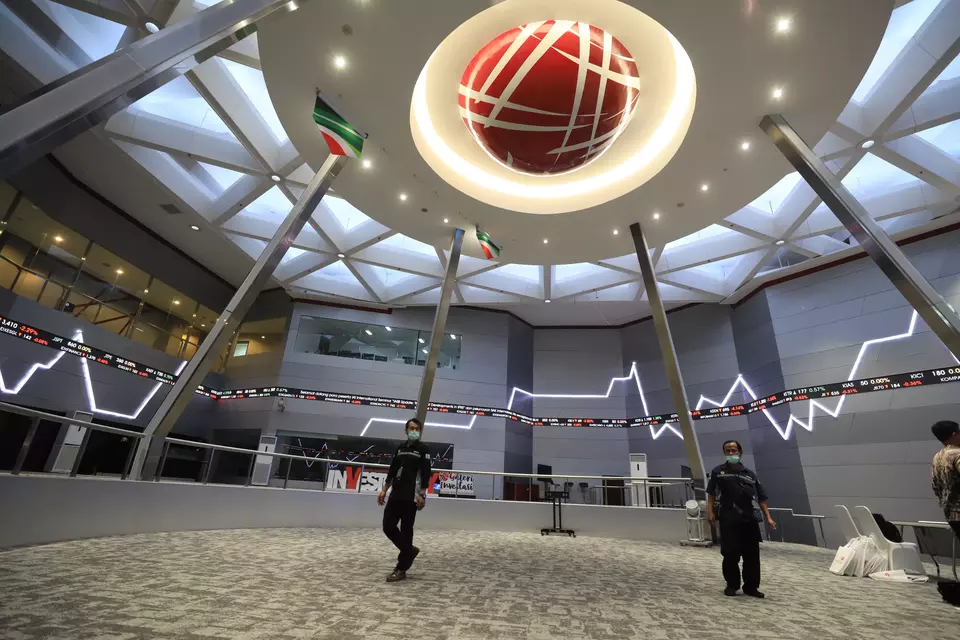 Karyawan berada di main hall Bursa Efek Indonesia (BEI), di Jakarta. (B-Universe Photo/Mohammad Defrizal)