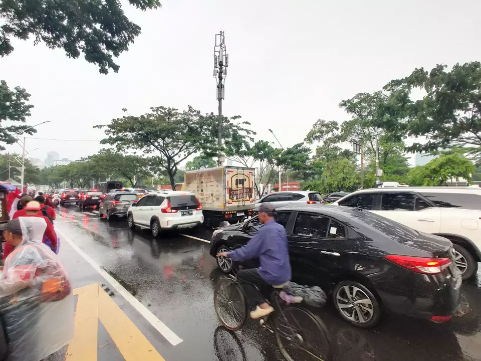 Situasi Pintu Masuk 10 Gelora Bung Karno (GBK), Jalan Gerbang Pemuda, Jakarta atau tepatnya di depan TVRI. 