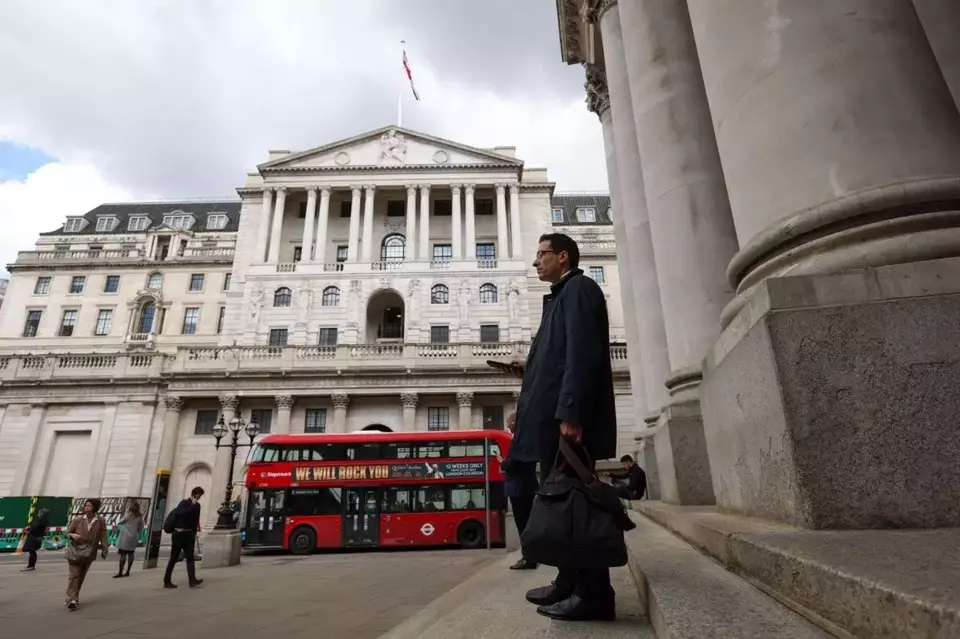 Pejalan kaki melewati bank sentral Inggris (BoE) di London, Inggris 11 Mei 2023. (Foto: Hollie Adams/Bloomberg)