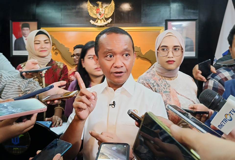 Menteri Investasi/Kepala BKPM Bahlil Lahadalia dalam konferensi pers di Kantor Kementerian Investasi/BKPM pada Jumat (30/6/2023).
