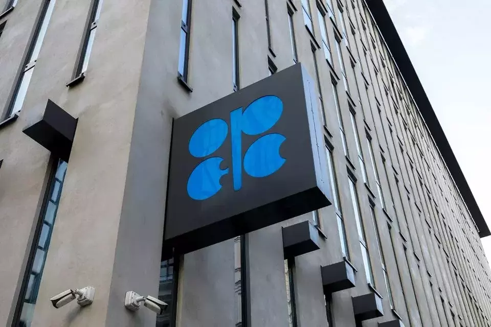 Logo Organisasi Negara Pengekspor Minyak (OPEC) terlihat di luar kantor pusat OPEC di Wina, Austria  (Foto: LISA LEUTNER/AP)