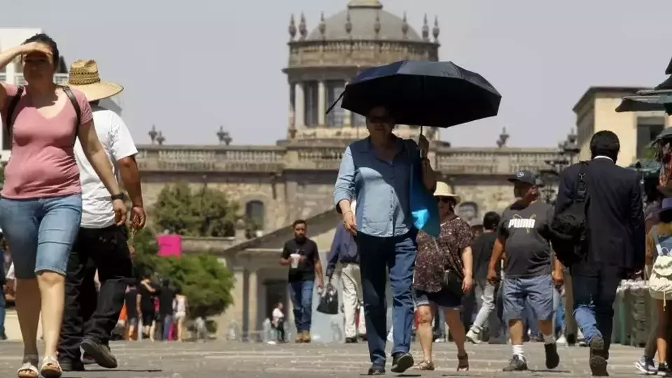 Sekelompok orang mencoba melindungi diri mereka dari terik matahari selama salah satu hari terpanas pada gelombang panas ketiga awal pekan ini, yang akan membuat suhu melonjak ke tingkat yang biasanya tidak terlihat di Guadalajara, negara bagian Jalisco, Meksiko pada 12 Juni 2023. (Foto: AFP/Ulises Ruiz)
