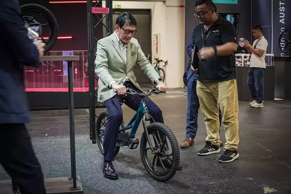 Duta Besar Indonesia untuk  Jerman, Arif Havas Oegroseno mencoba  detail sepeda EMX16 yang menjadi magnet di booth Patrol, di Eurobike 2023.Foto: Patrol