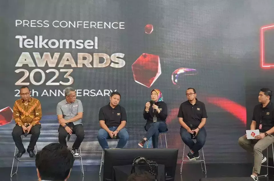 
Tuty R. Afriza, Vice President Prepaid Consumer Marketing Telkomsel (ketiga dari kanan) saat press conference Telkomsel Awards 2023 di Jakarta, Kamis (13/7/2023). (Foto: B-Universe/Eman)