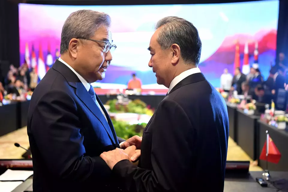 Menlu Korea Selatan, Park Jin (kiri) berjabat tangan dengan Direktur Urusan Luar Negeri Komite Pusat Partai Komunis Tiongkok, Wang Yi dalam acara "24th Asean Plus Three Foreign Ministers Meeting (24th APT FMM)" di Jakarta, pada Kamis (13/07/2023). (Foto: Kemlu RI)