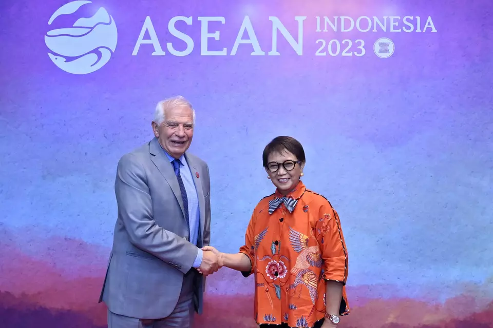 High Representative for Foreign Affairs and Security Policy/Vice-President of the Commission (HRVP) Uni Eropa (UE) Joseph Borell (kiri) dan Menteri Luar Negeri RI Retno Marsudi berjabat tangan sebelum pertemuan bilateral di sela-sela acara "Asean Post Ministerial Conference (PMC) di Jakarta, pada Kamis (13/07/2023). (Foto: Kemlu RI)