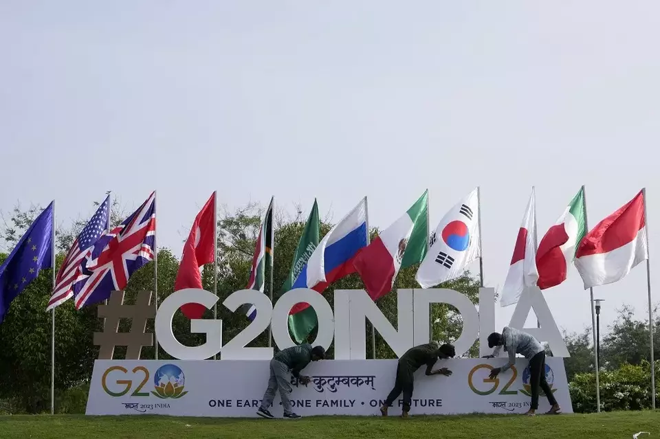 Sejumlah pekerja memasang logo jelang pertemuan G20 di kota Gandhinagar, negara bagian Gujarat, India pada 13 Juli 2023. Gandhinagar menjadi tuan rumah Pertemuan Kerja Ketiga Kelompok Finance and Central Bank Deputies (FCBD) G20 pada 14-16 Juli 2023 dan Pertemuan Ketiga Finance Ministers and Central Bank Governors (FMCBG) G20 pada 17-18 Juli 2023. (Foto: Investor Daily/AP Photo/Ajit Solanki)