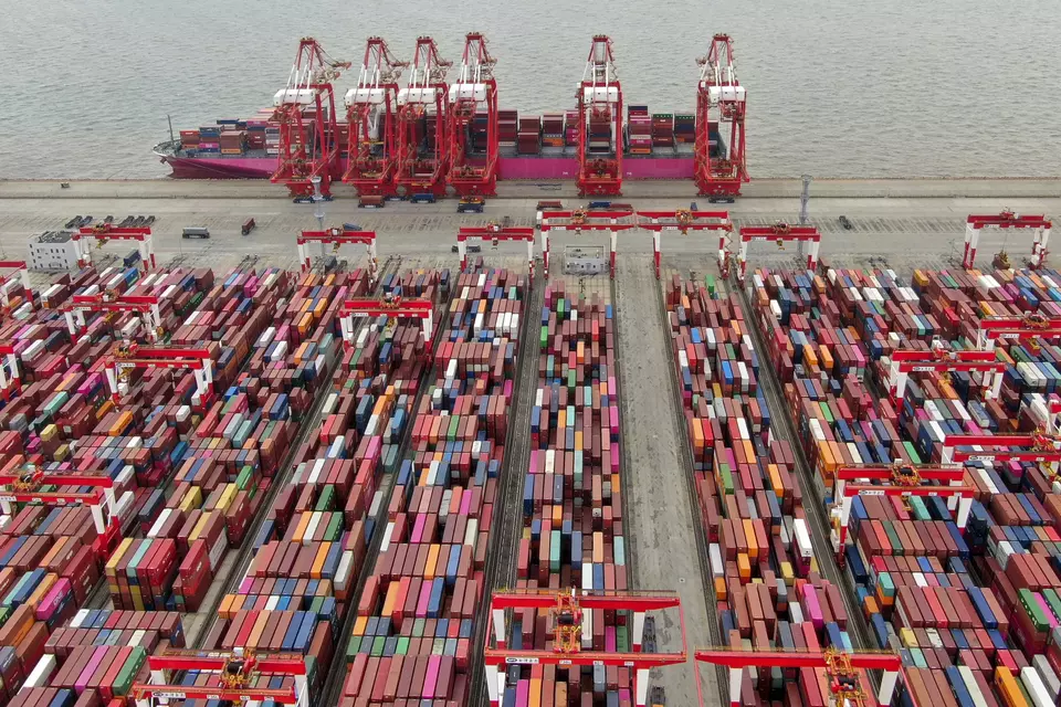 Aktivitas di pelabuhan peti kemas Yangshan di Shanghai, Tiongkok, dalam foto tertanggal 10 Juli 2023. Ekspor Tiongkok anjlok 12,4% pada Juni 2023 dibandingkan tahun sebelumnya. Data yang dirilis pekan ini tersebut menandai lagi pelemahan pemulihan ekonomi Tiongkok pascapandemi. Sehingga regulator keuangan Tiongkok dijadwalkan mengundang para investor global pekan depan untuk membangkitkan kembali kepercayaan mereka terhadap prospek ekonomi Tiongkok. (Investor Daily/Chinatopix via AP, File) 