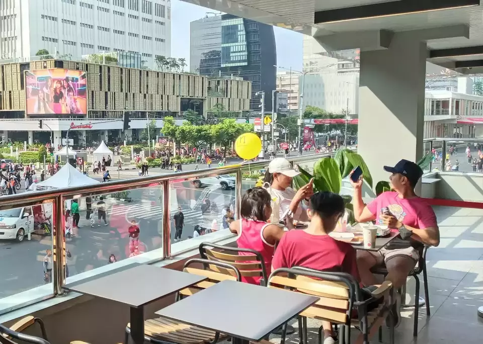 Satu keluarga tengah menikmati suasana di area semi-outdoor pada gerai McDonalds Thamrin Jaya. (Foto: Istimewa)