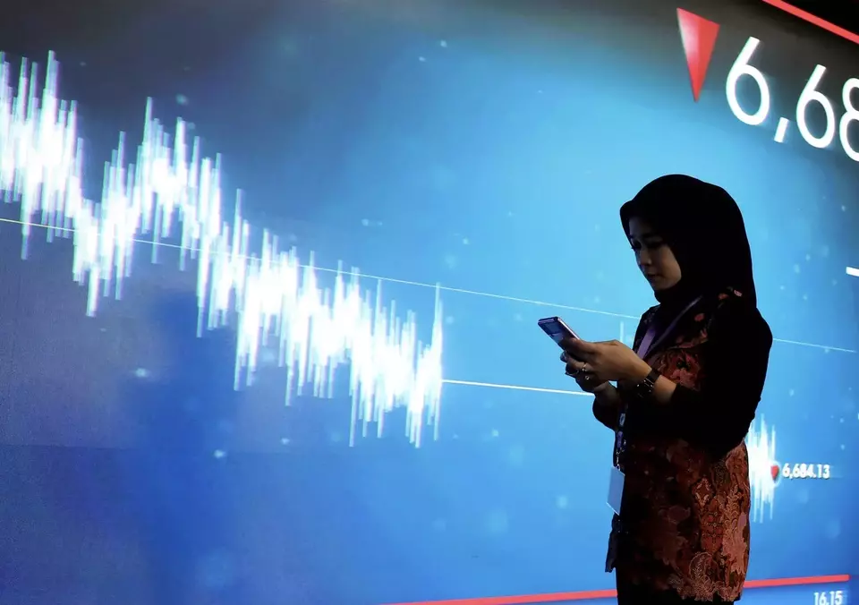 Seorang investor melihat layar pergerakan saham di gedung BEI, Jakarta. (B-Universe Photo/David Gita Roza)