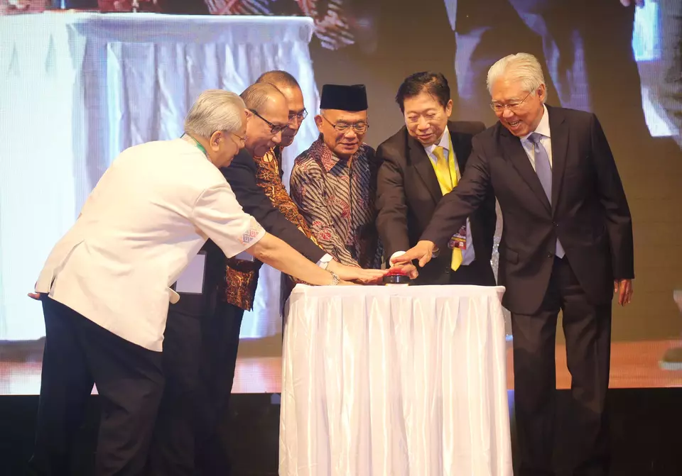 Menko PMK Muhadjir Efendi (tiga kanan), bersama (kiri ke kanan), Rektor UPH Jonathan L. Parapak, Sekertaris PGI Pdt. Jacky Manuputty, Ketua Umum Yayasan BPK Penabur periode 2022-2026 Adri Lazuardi, Majelis Pendidikan Kristen di Indonesia (PH MPK) Handy Irawan, dan Ketua Alumni SPK Penabur Enggartiasto Lukita, membuka secara resmi Konferensi Nasional Mejelis Pendidikan Kristen (MPK) Persekutuan Gereja-gereja di Indonesia (PGI) 2023 di Jakarta, Selasa (25/7/2023). (B-Universe Photo/Joanito De Saojoao)