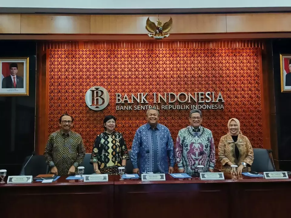 Gubernur Bank Indonesia Perry Warjiyo (tengah) dalam konferensi pers Hasil Rapat Bulanan Dewan Gubernur Bulanan Bulan Juli 2023 di Gedung Thamrin, BI pada Selasa (25/7/2023). (Investor Daily/Arnoldus Kristianus)