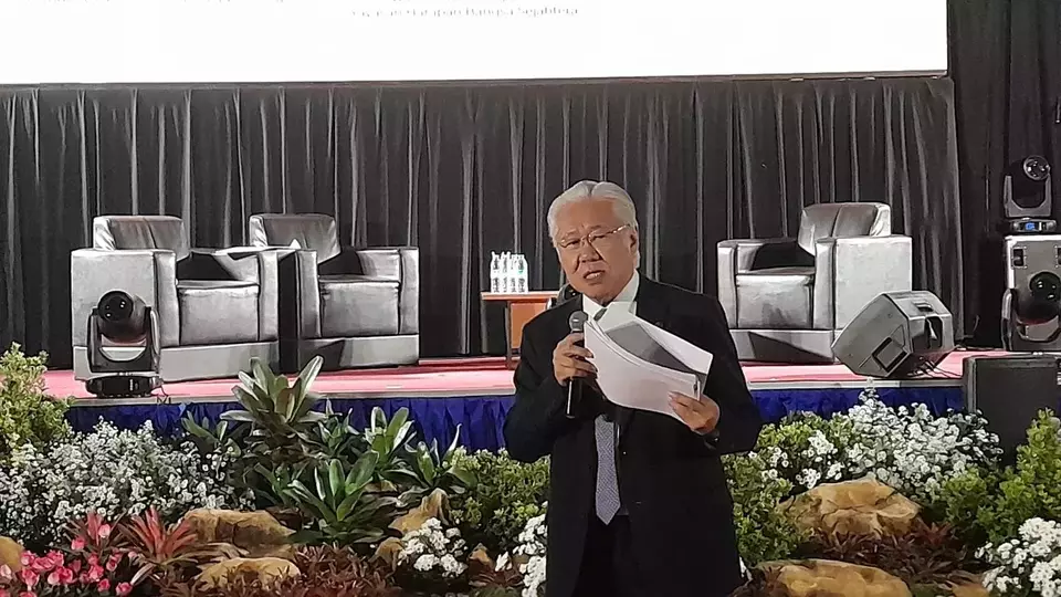 Ececutive Chairman B Universe Enggartiasto Lukita saat menjadi tamu pembicara talkshow Charting the brave new world Dies Natalis ke 16 Universitas Ma Chung Kabupaten Malang, Jawa Timur, Sabtu malam 29 Juli 2023 ( Didik Fibrianto- B Universe).