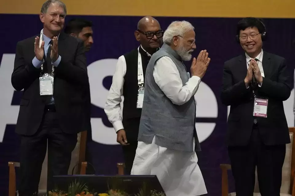 Executive VP dan CTO AMD Mark Papermaster (kiri) dan Chairman Foxconn Young Liu (kanan) bertepuk tangan saat PM India Narendra Modi tiba untuk meresmikan acara SemiconIndia 2023 di Gandhinagar, India pada 28 Juli 2023. (Foto: Investor Daily/AP Photo/Ajit Solanki) 