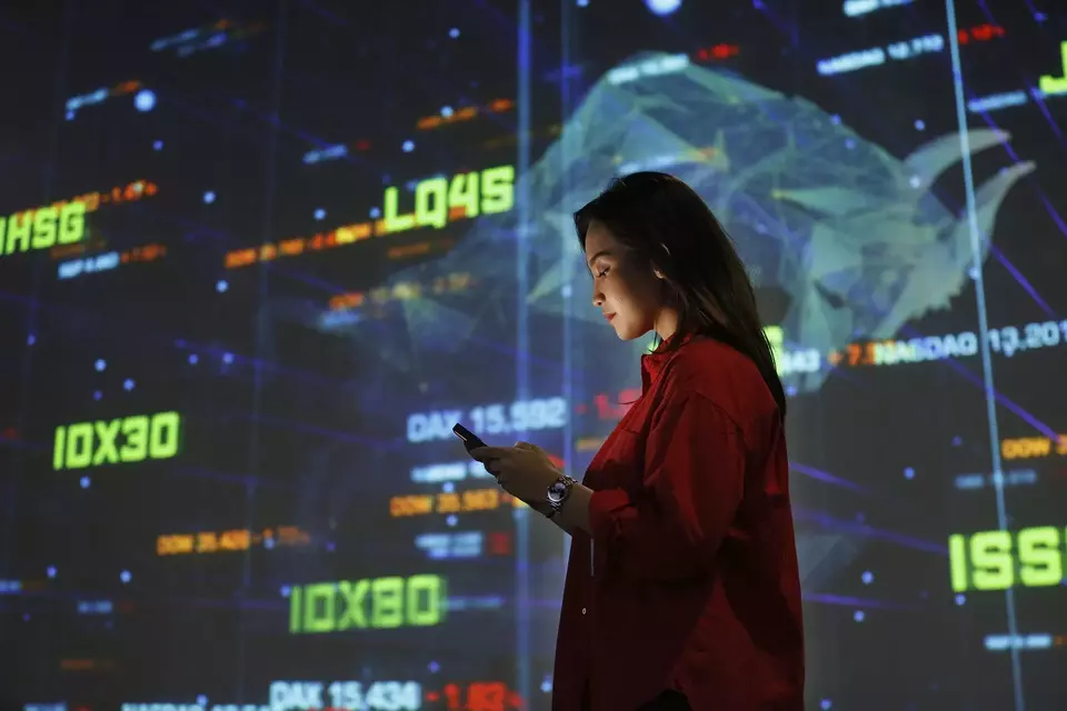 Pengunjung melihat pergerakan saham. (B-Universe Photo/David Gita Roza)
