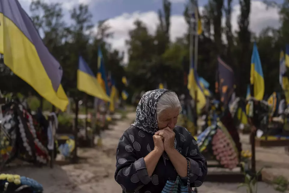 Svitlana Sushko (62 tahun) terisak saat mengunjungi makam putra bungsunya, seorang tentara Ukraina yang tewas dalam perang melawan Rusia pada tahun lalu, di Kyiv, Ukraina pada Kamis (03/08/2023).(AP Photo/Jae C. Hong)
