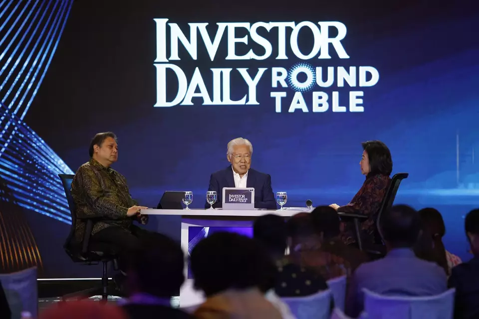 Executive Chairman B-Universe Enggartiasto Lukita (tengah), Menteri Koordinator (Menko) Bidang Perekonomian Airlangga Hartarto (kiri) dan Mantan Menteri Perdagangan/Menparekraf, dan mantan Direktur Pelaksana Bank Dunia Mari Elka Pangestu, saat Investor Daily Round Table, Jakarta, Selasa (8/8/2023). (Investor Daily/David Gita Roza)