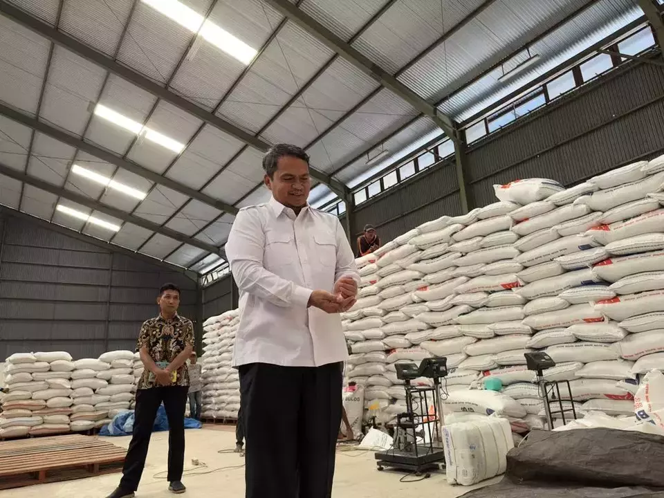 Direktur Supply Chain dan Pelayanan Publik Perum Bulog Mokhamad Suyamto saat mengecek ketersediaan stok beras di salah satu gudang Perum Bulog, baru-baru ini. (Sumber : Perum Bulog)