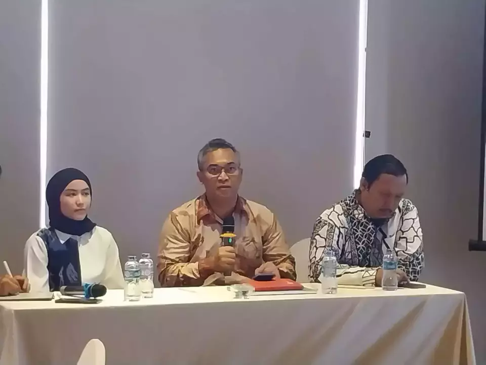 Direktur Kerja Sama Ekonomi ASEAN Kementerian Luar Negeri (Kemenlu) Berlianto Pandapotan Hasudungan (tengah) saat mengikuti media briefing terkait "Menakar Ambisi Iklim Asia Tenggara di Bawah Keketuaan pada ASEAN 2023" di Jakarta, Selasa 15 Agustus 2023.