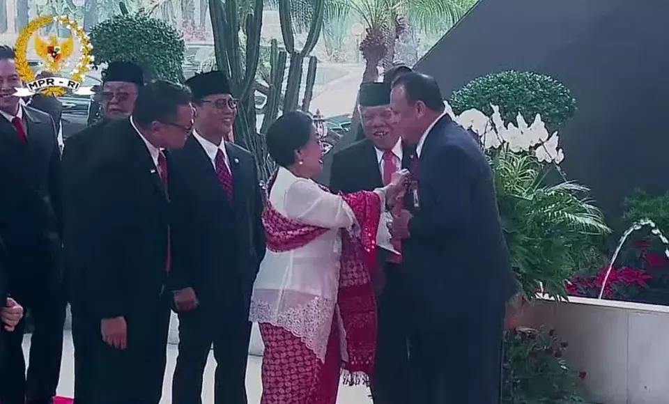 Momen Megawati Perbaiki Posisi Dasi Ketua KPK Firli Bahuri