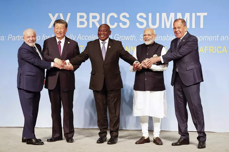 (kiri-kanan) Presiden Brasil Luiz Inacio Lula da Silva, Presiden Tiongkok Xi Jinping, Presiden Afrika Selatan Cyril Ramaphosa, PM India Narendra Modi, dan Menlu Rusia Sergei Lavrov foto bersama di sela Pertemuan Puncak BRICS 2023 di Sandton Convention Centre, Johannesburg, Afsel, pada Rabu (23/08/2023). (Investor Daily/Gianluigi Guercia/Pool via AP) 