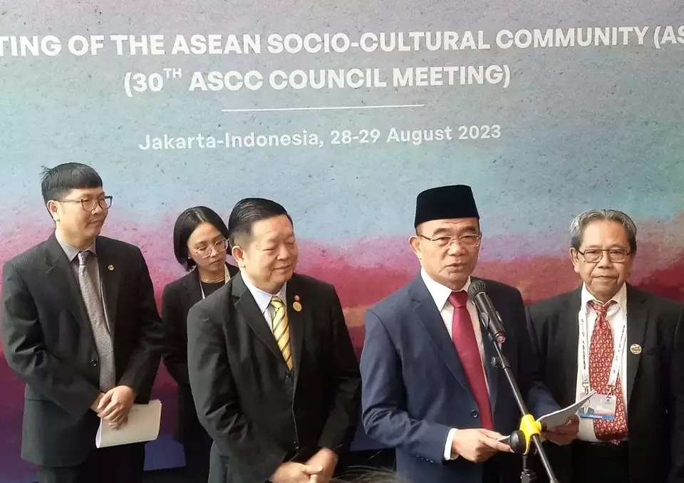 Menteri Koordinator bidang Pembangunan Manusia dan Kebudayaan (Menko PMK) RI Muhadjir Effendy memberikan keterangan pers usai memimpin sidang Dewan Menteri Pilar Sosial Budaya ASEAN ke-30 (The 30th ASEAN Socio-Cultural Community/ ASCC) 2023 di Jakarta.
