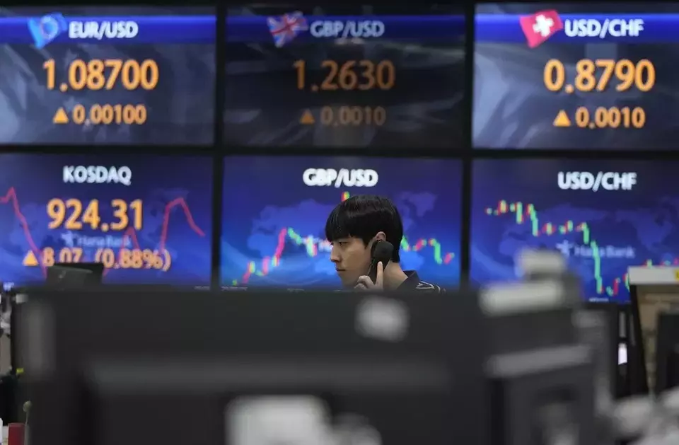 Seorang trader mata uang berbicara melalui telepon di ruang transaksi valuta asing kantor pusat KEB Hana Bank di Seoul, Korea Selatan pada 30 Agustus 2023. (Foto: AP Photo/Ahn Young-joon)