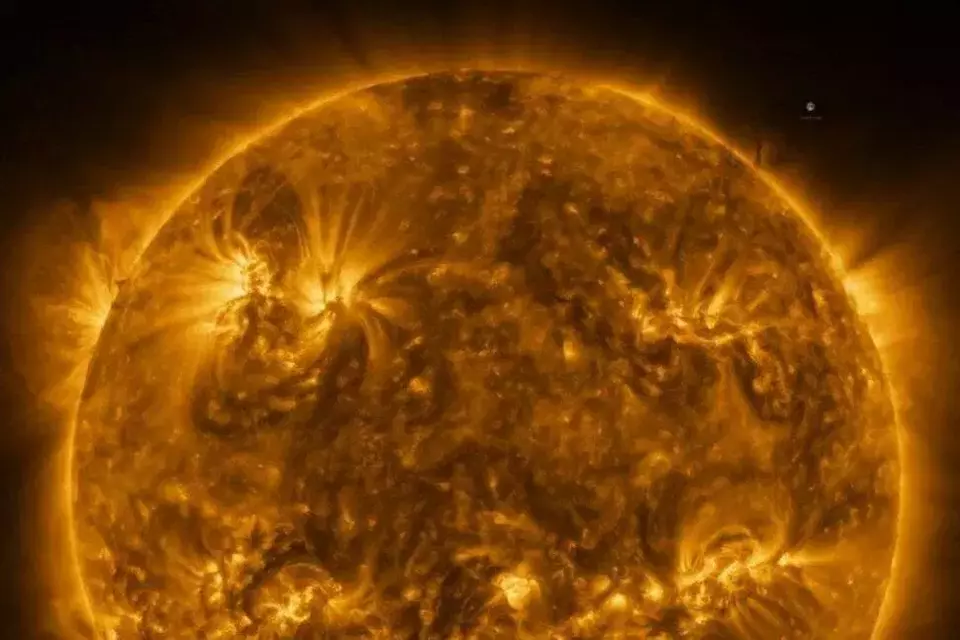 Matahari seperti yang dilihat oleh pesawat ruang angkasa Solar Orbiter dalam sinar ultraviolet ekstrim dalam mosaik 25 gambar individu yang diambil pada 7 Maret 2023, dengan teleskop resolusi tinggi dari instrumen Extreme Ultraviolet Imager (EUI). Diambil pada panjang gelombang 17 nanometer, di wilayah ultraviolet ekstrim dari spektrum elektromagnetik, gambar ini mengungkap atmosfer bagian atas matahari, yaitu korona. (Foto: ESA and NASA/Solar Orbiter/tim EUI/Handout via REUTERS /File Foto)