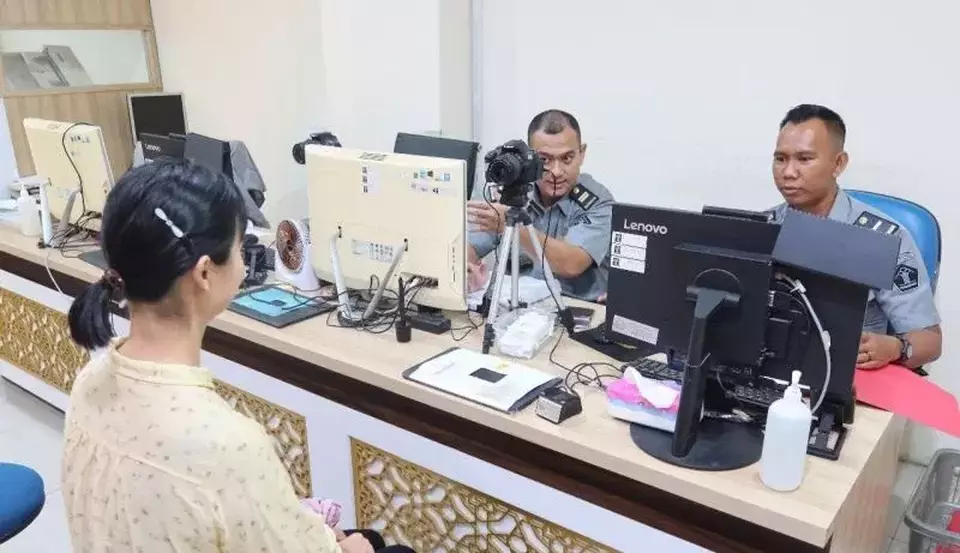 Seorang calon pekerja migran Indonesia berfoto untuk membuat paspor di kantor Imigrasi. (Foto: ANTARA/HO-Direktorat Jenderal Imigrasi Kemenkumham RI)