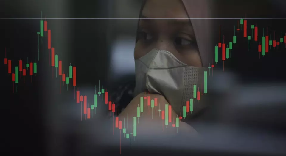 Pialang memantau pergerakan saham di sebuah perusahaan sekuritas di Jakarta. (Investor Daily/David Gita Roza)