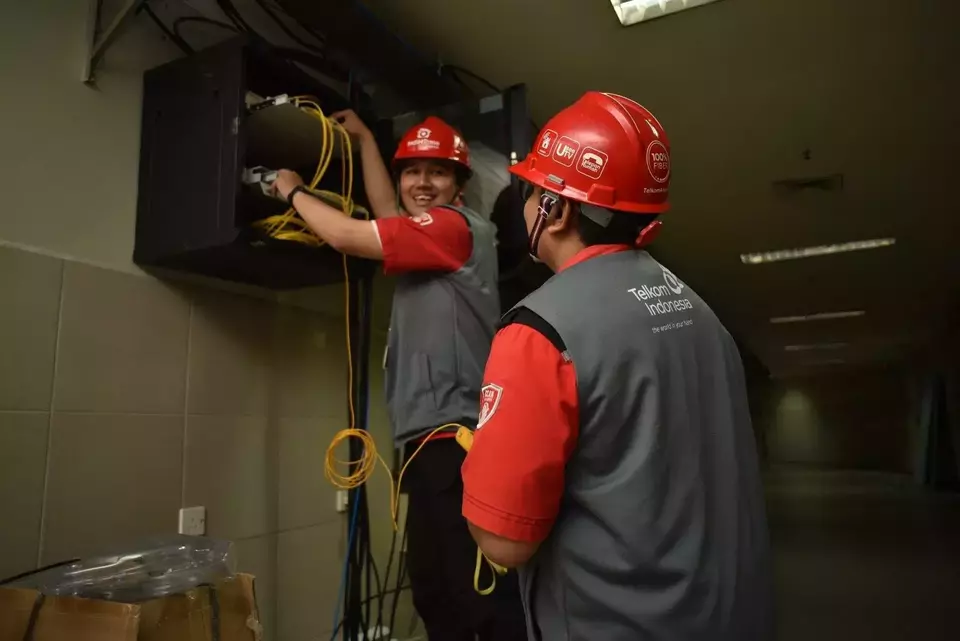 Petugas TelkomGroup memastikan kualitas jaringan telekomunikasi andal di lokasi Media Center KTT ke-42 ASEAN yang dikelola oleh TelkomGroup dari sisi penyediaan infrastruktur dan layanan telekomunikasi di Jakarta (5/9)