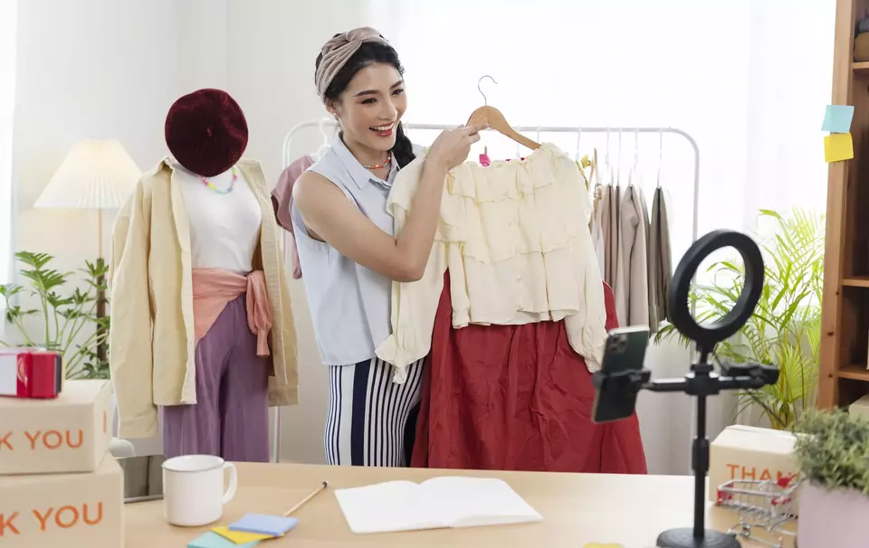 Ilustrasi aktivitas social commerce. (Foto: Freepik)