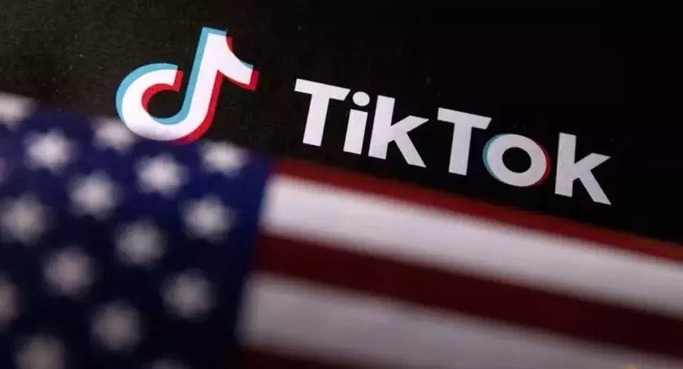 Bendera Amerika Serikat (AS) dan logo TikTok terlihat dalam ilustrasi yang diambil pada 2 Juni 2023. (Foto: Reuters/Dado Ruvic)