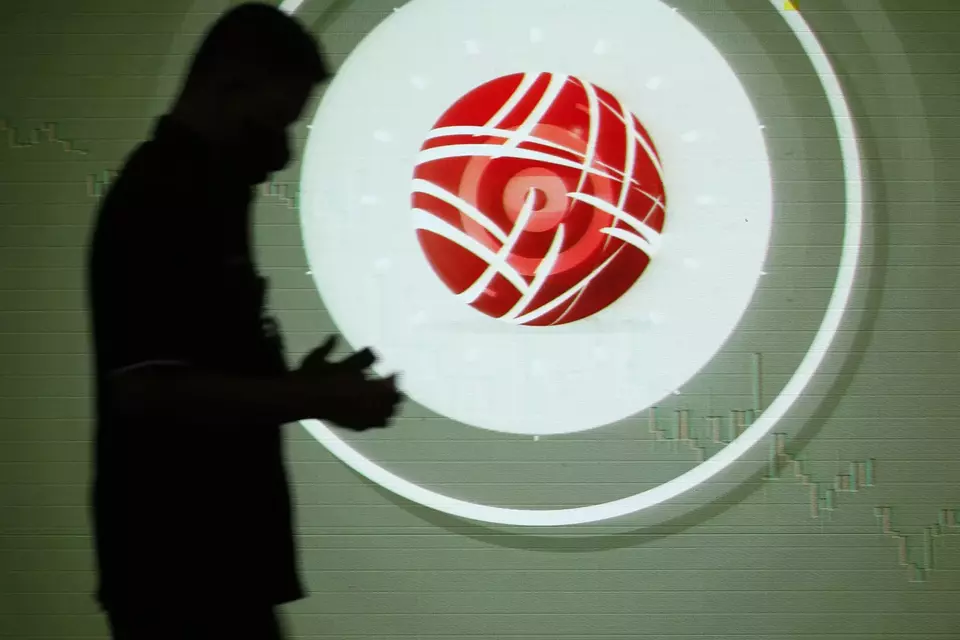 Pengunjung melintasi logo Bursa Efek Indonesia (BEI), Jakarta. (Investor Daily/David Gita Roza)