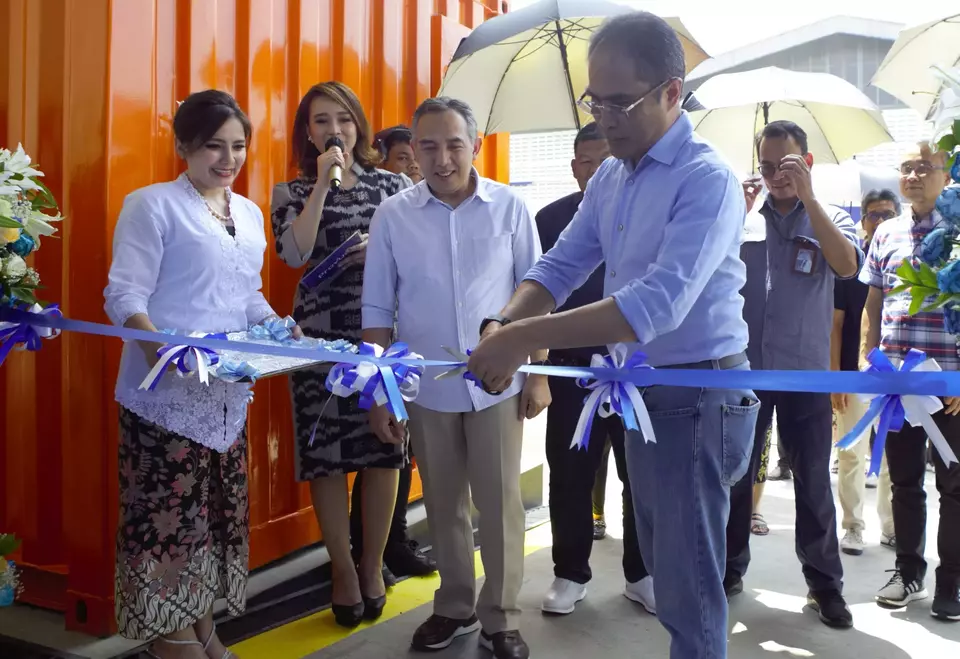 Direktur Group of Business Development PT Telkom Indonesia, Tbk Honesti Basyir (tengah) Meresmikan Warehouse, Provue RDMS, Didampingi oleh Direktur Utama Infomedia Eddy Sofryano, dan Jajaran  Komisaris dan BOD Infomedia. (Foto: Dok.PR)
